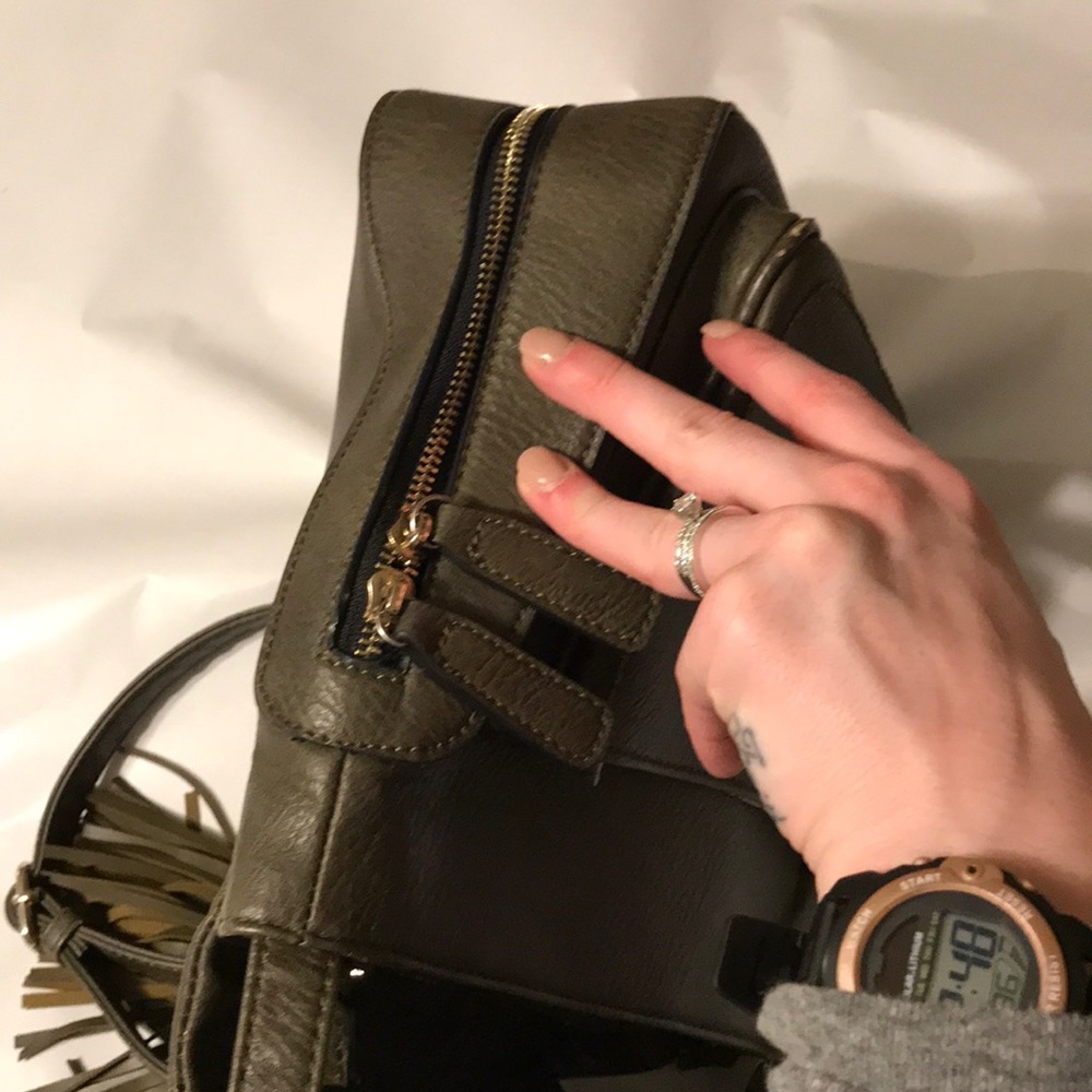 Olive Cross Body - Picture 4 of 8